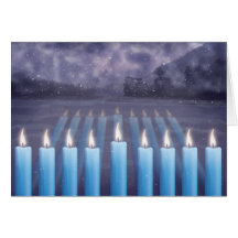 Velas de Jánuca y cristal de ventana tempestuoso d Tarjetón