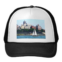 Velero contra el horizonte de Manhattan Gorros Bordados