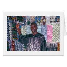 Vendedor de la materia textil en el mercado de Ban Tarjetas