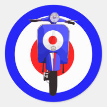 Vespa de la mirada de los años 60 en blanco de la  etiquetas  
