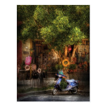 Vespa - sentándose entre las flores urbanas tarjeta postal