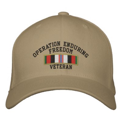 Veterano de la libertad de operación que aguanta gorra de beisbol bordada