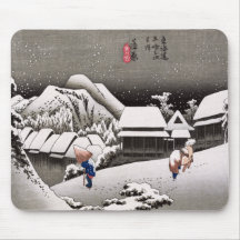 Viajeros en la nieve en la estación de Kanbara Tapetes De Ratones