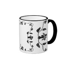 Vides florales negras y taza blanca