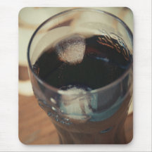 Vidrio con los cubos de hielo tapete de ratones