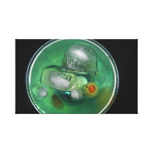 Vidrio de martini azul con la aceituna verde en GR Lienzo Envuelto Para Galerías