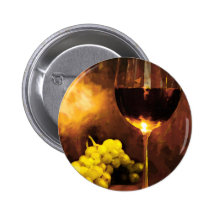 Vidrio de vino y de uvas verdes en luz de una vela pins