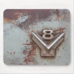 Vieja insignia oxidada de V8 del cromo de un coche Tapetes De Raton