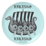 Vikingos en el dibujo blanco y negro de la tinta d plato