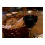 Vino rojo en un restaurante italiano postal