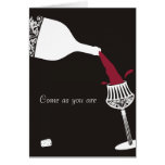 Vino rojo que salpica la invitación de la cena de  tarjetas
