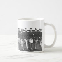 Vintage mujer retra en mujeres militares uniformes tazas
