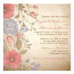Vintage rojo y flores púrpuras que casan la invita