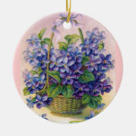 Violetas del vintage en un ornamento de la cesta ornamentos de navidad
