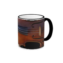 Violín en piano taza de café
