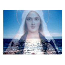 Virgen María bendecido sobre el océano Postal