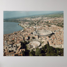 Vista aérea de la ciudad con posters