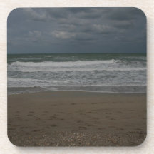Vista al mar tempestuosa de la playa posavasos