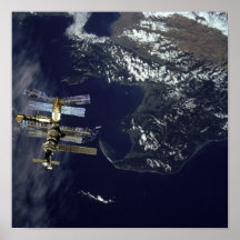 Vista de la estación espacial del MIR de la lanzad Poster