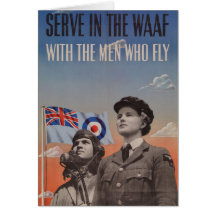 WAAF en uniforme con el piloto al lado de ella Felicitaciones