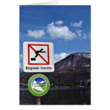 Waterscape con la señal de peligro contra la monta tarjetas