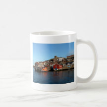Whitby con la casa vieja del bote salvavidas taza