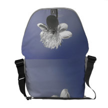 Wildflower blanco en el cielo azul bolsa de mensajeria 