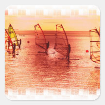 Windsurfers en los pegatinas del horizonte