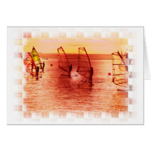 Windsurfers en tarjeta de felicitación del horizon