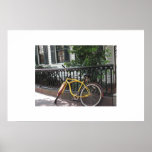 Yale: bici parqueada delante de Morry Poster