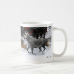 Yegua y potro que juegan en nieve taza