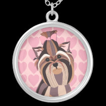 Yorkie con el collar rosado del fondo de los coraz collares