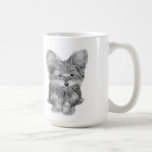 Yorkie lindo persigue la taza