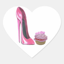 Zapato rosado del estilete y magdalena rosada con  etiquetas  