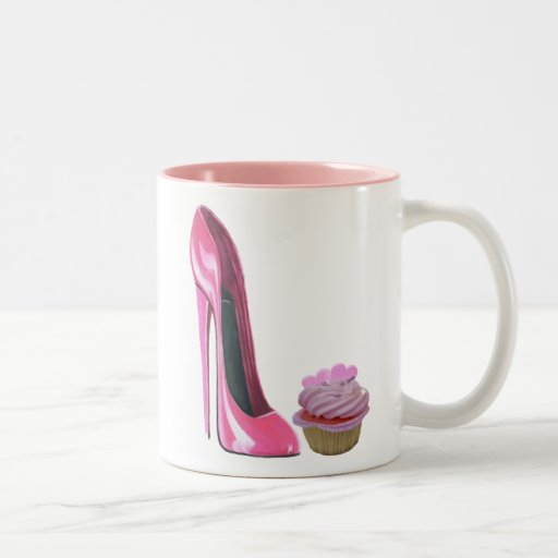 Zapato y magdalena rosados del estilete taza de café