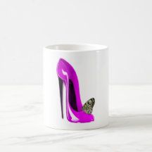 Zapato y mariposa rosados del estilete taza