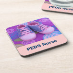 Zapatos de bebé rosados de los regalos del práctic posavasos de corcho