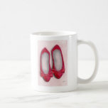 Zapatos rojos taza de café