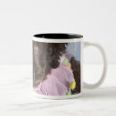 Buscar de tres cuartos tazas Mirada de la cámara