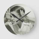 Buscar humano relojes de pared Blanco y negro