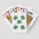 Buscar trébol cuatro hojas de barajas de cartas Día de san patrick