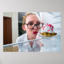 Buscar del refrigerador posters Chica