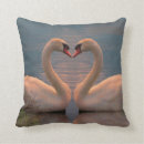 Buscar entre dos corazones cojines Corazón