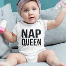 Buscar queen bebe ropa Tipografía