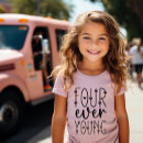 Buscar cuatro camisetas Para niños