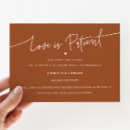 Buscar el amor es paciente invitaciones Pospuesto