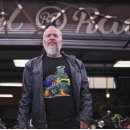 Buscar coche divertido de la pista camisetas Para él