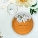 Buscar naranja y blanco papel platos Invitados
