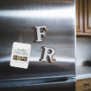 Buscar cuatro imanes Para ellos