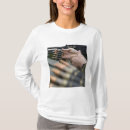 Buscar municiones camisetas En una fila